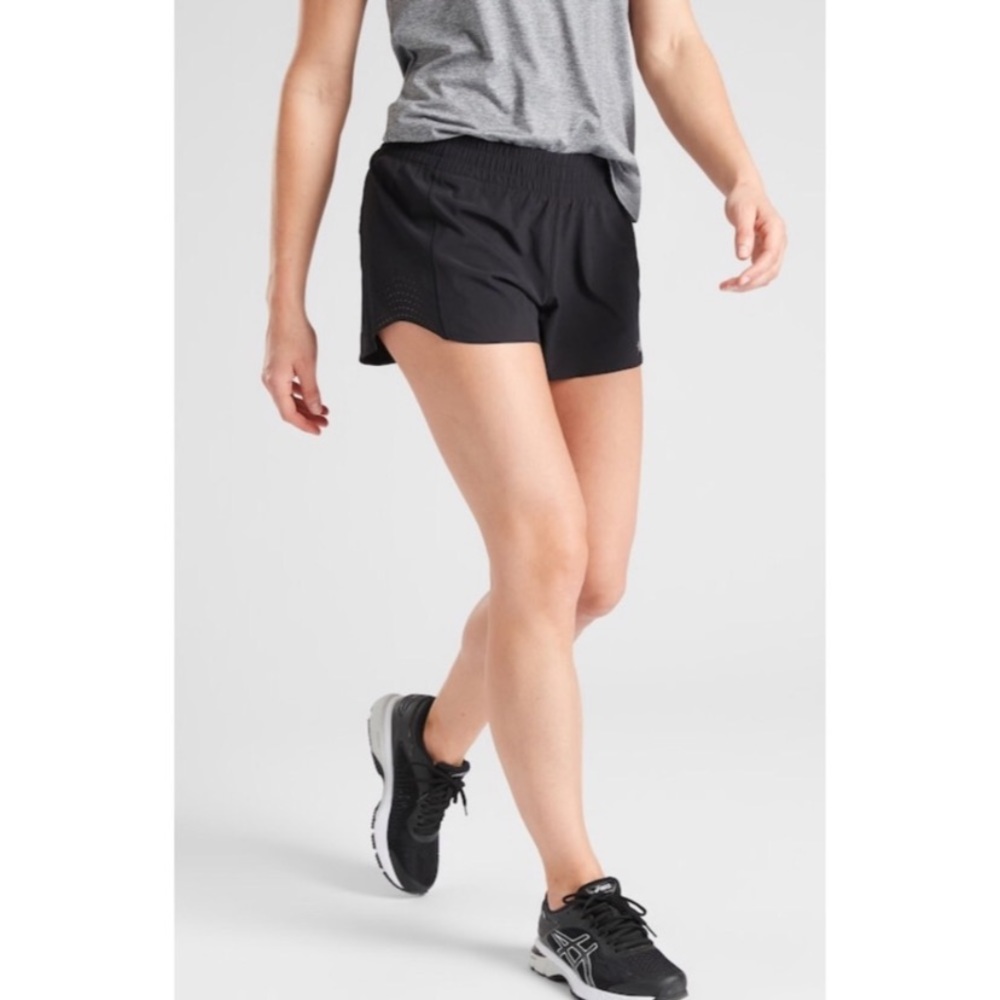 Athleta hustle 2.5” inseam perforated shorts Med